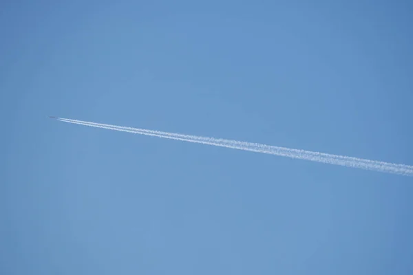 Aereo Nel Cielo Con Nuvole — Foto Stock