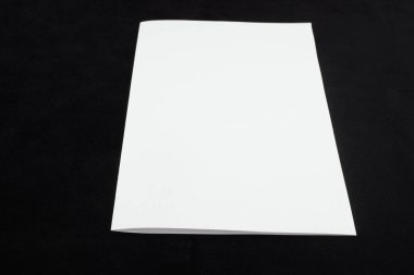 Siyah arkaplan üzerinde beyaz sayfa