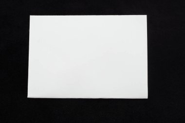 Siyah arkaplan üzerinde beyaz sayfa