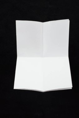 Siyah arkaplan üzerinde beyaz sayfa