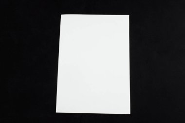 Siyah arkaplan üzerinde beyaz sayfa