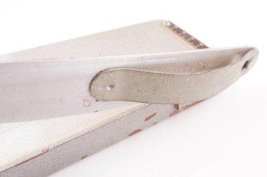 Beyaz arkaplanda kağıt kesicisi