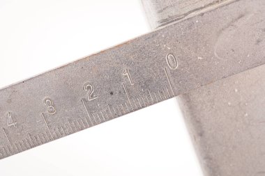 Beyaz arkaplanda metal cetvel