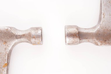 Beyaz arkaplanda metal çekiç