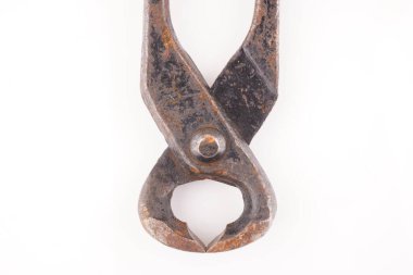 Beyaz arkaplanda paslı pense