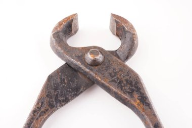 Beyaz arkaplanda paslı pense