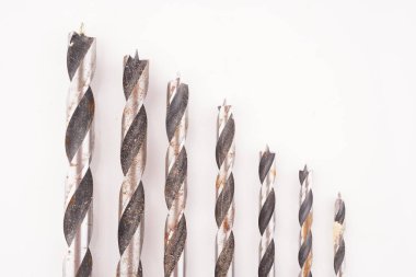 Beyaz arkaplanda metal matkap