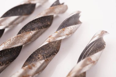 Beyaz arkaplanda metal matkap