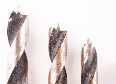 Beyaz arkaplanda metal matkap