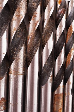 Beyaz arkaplanda metal matkap