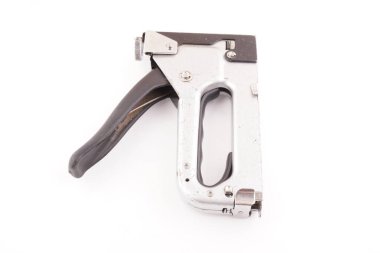 Beyaz arkaplanda metal inşaat zımbası