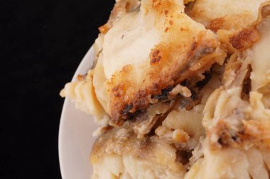 Siyah arka planda kızarmış balık.