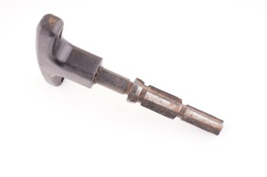 Beyaz arkaplanda eski araç anahtarı