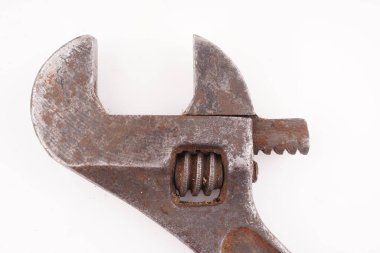 Beyaz arkaplanda paslı gaz anahtarı