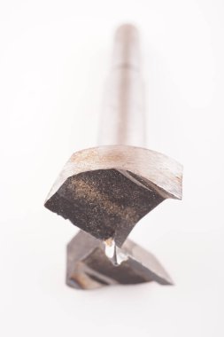 Beyaz arkaplanda metal matkap