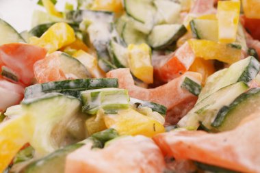 Salatalık salatası, domates ve ekşi krema.