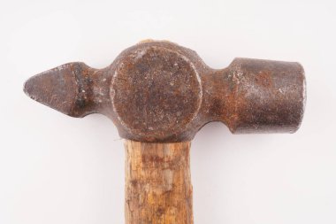 Beyaz arka planda tahta saplı eski bir çekiç.