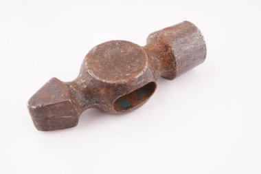 Beyaz arka planda tahta saplı eski bir çekiç.