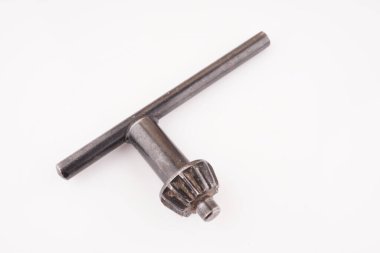 Beyaz arkaplanda matkap anahtarı