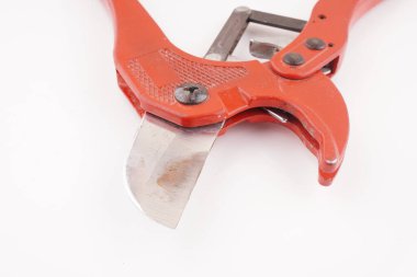 Beyaz arka planda plastik borular için kırmızı bıçak
