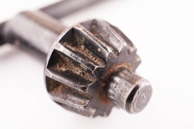 Beyaz arkaplanda matkap anahtarı