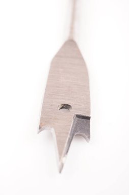 Beyaz arkaplanda metal matkap