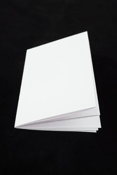 Biały Arkusz Papieru Czarnym Tle — Zdjęcie stockowe
