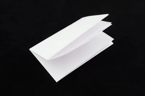 Белый Лист Бумаги Черном Фоне — стоковое фото