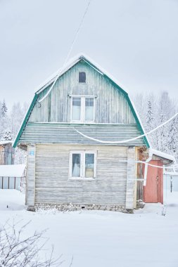 Kışın ormanda çerçeve ev