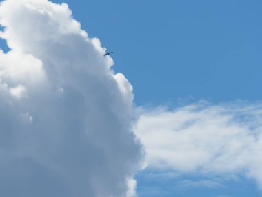 Mavi gökyüzündeki bulutlar