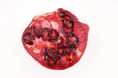 Beyaz arkaplanda nar meyvesi