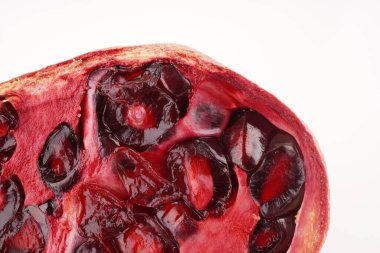 Beyaz arkaplanda nar meyvesi