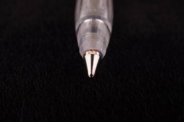 Siyah arkaplanda tükenmez kalem