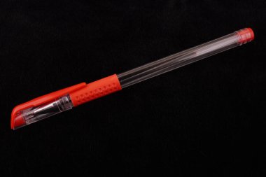 Siyah arkaplanda tükenmez kalem