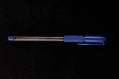 Siyah arkaplanda tükenmez kalem