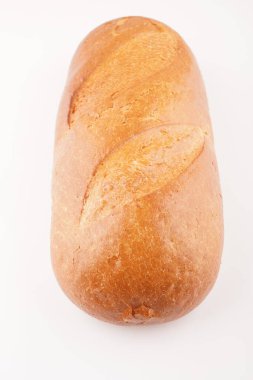 Beyaz arka planda bir somun ekmek