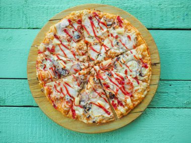 Tahta yeşil arka planda pizza. İtalyan mutfağı