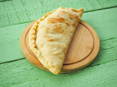 Yeşil ahşap arka planda domatesli turta