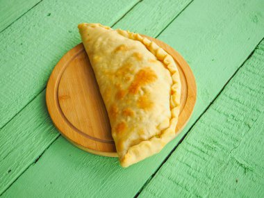 Yeşil ahşap arka planda domatesli turta