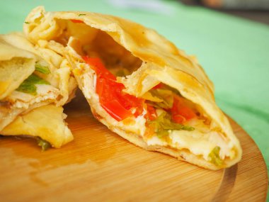 Yeşil ahşap arka planda domatesli turta