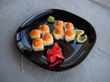 Japon mutfağı. Gri beton arka planda suşi ve rulo