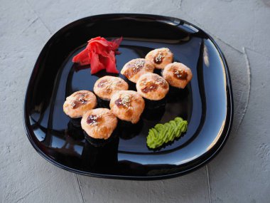 Japon mutfağı. Gri beton arka planda suşi ve rulo