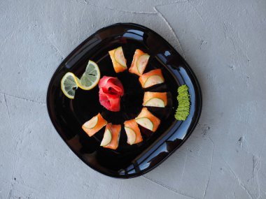 Japon mutfağı. Gri beton arka planda suşi ve rulo