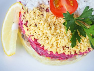 Mavi ahşap arka planda yengeç sopalı salata.