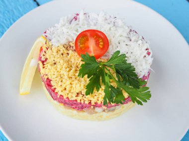 Mavi ahşap arka planda yengeç sopalı salata.