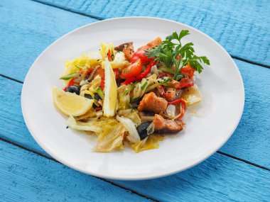 Mavi ahşap arka planda tavuk salatası