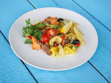 Mavi ahşap arka planda tavuk salatası