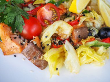 Mavi ahşap arka planda tavuk salatası