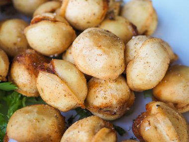 Tabakta dereotlu kızarmış hamur köftesi.