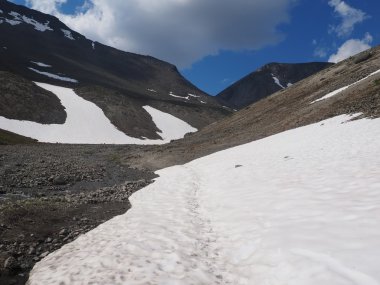 Snowfield dağlarda. hibiny
